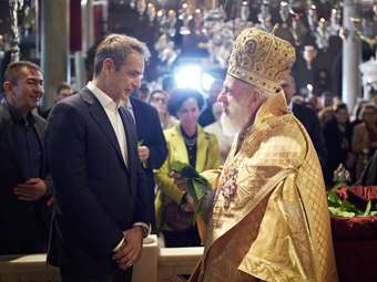 Ο πρωθυπουργός Κυριάκος Μητσοτάκης παρακολούθησε την πρώτη Ανάσταση στον Ιερό Ναό Ευαγγελιστρίας Τήνου