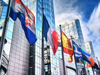 Πράσινο φως για την Κομισιόν... που γέρνει προς τα δεξιά