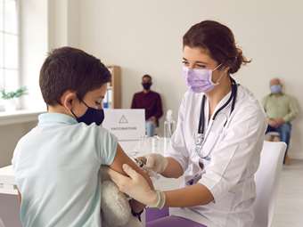 Εθνικό Πρόγραμμα Παιδιατρικών Εμβολιασμών: Μειώθηκε κατά 85% η επίπτωση σε 12 παθογόνα