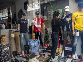 Πρωτοφανείς προσλήψεις σε καταλύματα, εστίαση λιανεμπόριο- Τι δείχνουν τα στοιχεία