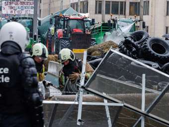Βρυξέλλες: Πεδίο μάχης με χιλιάδες αγρότες - Συγκρούσεις με αστυνομία