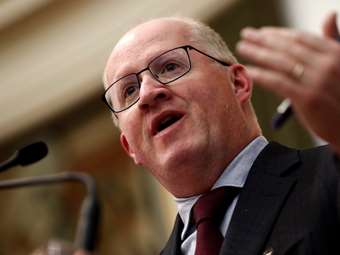 Λέιν (ΕΚΤ): Κίνδυνος για τις τράπεζες λόγω της αναταραχής από τους δασμούς