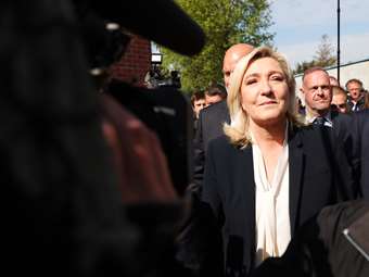 Το κόμμα της Μαρίν Λεπέν "Εθνική Συσπείρωση" προηγείται σε δημοσκόπηση ενόψει ευρωεκλογών