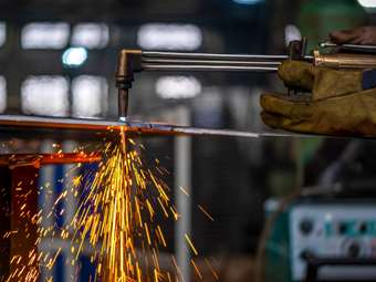 Διπλάσιες οι τιμές ρεύματος για τη βιομηχανία και το 2025 – Τι ζητούν από την Κομισιόν οι σύνδεσμοι Ελλάδας, Βουλγαρίας, Ρουμανίας