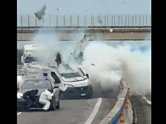 Κουκουλοφόροι με ψεύτικο περιπολικό ανατινάζουν θωρακισμένο όχημα σε σκηνή βγαλμένη από ταινία (video)