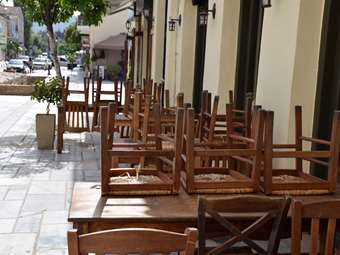 Ελεγκτικό Συνέδριο: Το 50% των καταστημάτων που βγάζουν έξω τραπεζοκαθίσματα δεν έχει άδεια από τους δήμους