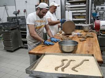 Στο τραπέζι η επίσπευση της μείωσης των ασφαλιστικών εισφορών – Σενάρια για μεγαλύτερο ψαλίδι