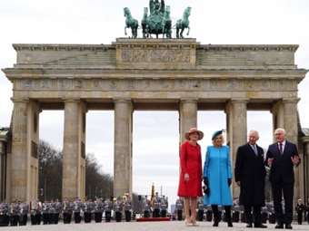 Στρατιωτικές τιμές στην Πύλη του Βρανδεμβούργου για τον βασιλιά Κάρολο Γ'