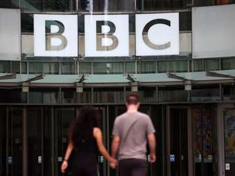 Βρετανός υπουργός καλεί το BBC να μην υποχωρήσει μπροστά στην αγωγή του Τραμπ