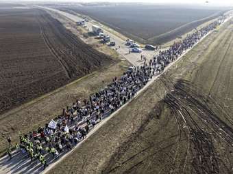 Σερβία: Αυτοκίνητο έπεσε πάνω σε πλήθος που έκανε καθιστική διαμαρτυρία - Συνεχίζεται η πορεία προς το Νόβι Σαντ