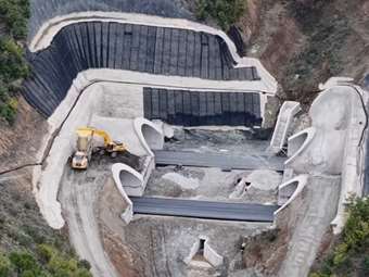 Μόνο η άσφαλτος μένει στον αυτοκινητόδρομο Ε65