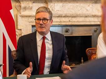 Βρετανία: Η κυβέρνηση εξετάζει το ενδεχόμενο να απαγορεύσει το κάπνισμα σε εξωτερικούς χώρους