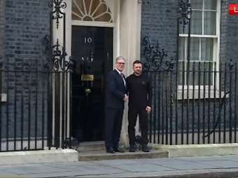 Στην Ντάουνινγκ Στριτ ο Ζελένσκι: Θα σταθούμε δίπλα σας είπε ο Στάρμερ, υπολογίζουμε στη στήριξή σας απάντησε ο Ουκρανός πρόεδρος