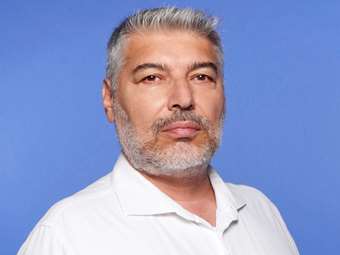 Σκισμένα καλτσόν, καλτσοδέτες και φραπές σκέτος