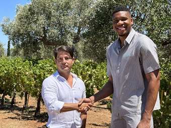 Premia: Γιάννης Αντετοκούνμπο και οικογένεια Σκλαβενίτη μπαίνουν στην ΑΜΚ