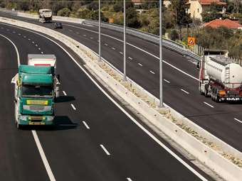 ΕΛΣΤΑΤ: Μείωση 5,7% το δ' τρίμηνο του 2024 στο βάρος των εμπορευμάτων που διακινήθηκαν με φορτηγά