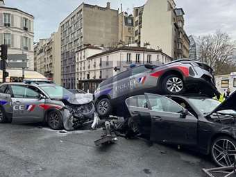 Άγρια καταδίωξη της αστυνομίας κατέληξε σε καραμπόλα με περιπολικά (+video)