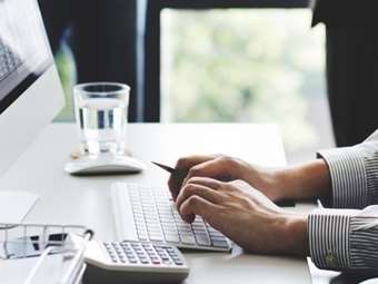 Μπήκαν στους μισθούς οι πρώτες "τριετίες" - 50.000 εργαζόμενοι με προσαύξηση ως 30% τον Ιανουάριο