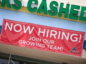 ΗΠΑ: Απροσδόκητη δυναμική στην αγορά εργασίας τον Οκτώβριο με 42.000 νέα μισθολόγια σε επιχειρήσεις