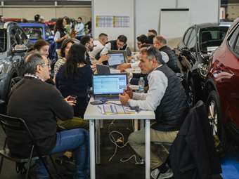 Ουρές από αγοραστές αυτοκινήτων σε έκθεση με μεγάλες εκπτώσεις (video)