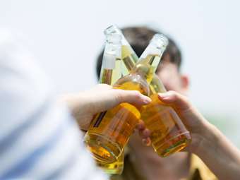 Αλκοόλ, κάπνισμα, παράνομες ουσίες και τυχερά παιχνίδια: Οι συνήθειες των 16χρονων στην Ελλάδα