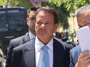 Ελεύθερος με όρο να μην πλησιάζει τη σύζυγό του αφέθηκε ο ποινικολόγος Απ. Λύτρας μετά την απολογία του