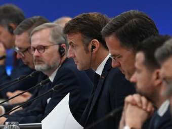 Εμ. Μακρόν: Οι Ευρωπαίοι δεν πρέπει να αναθέτουν αιωνίως την ασφάλειά τους στους Αμερικανούς