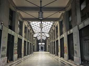 Στοά Αρσακείου: Γιατί προσέλαβε υψηλόβαθμο στέλεχος του Σκλαβενίτη