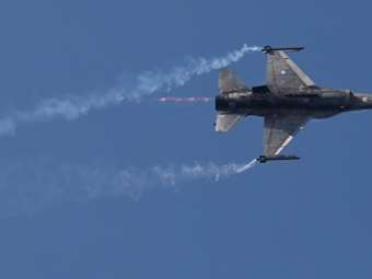 Το πρώτο βουλγαρικό μαχητικό F-16 Block 70 προσγειώνεται στη βάση Γκραφ Ιγκνάτιεβο