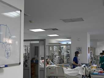 Ηράκλειο: Στη ΜΕΘ του ΠΑΓΝΗ δύο ετών αγοράκι, που κινδύνευσε στη θάλασσα