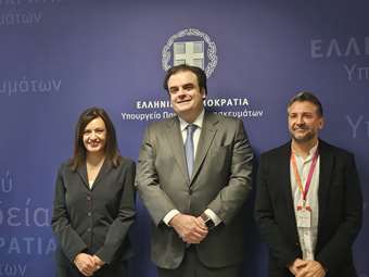 Attica Bank: Δωρεά 100 σταθμών απινιδωτών σε δημόσια σχολεία ανά την Ελλάδα