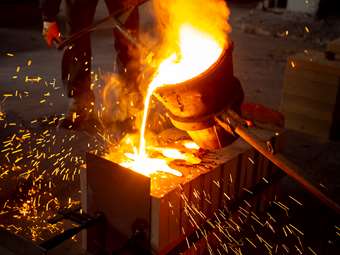 Μέτρα για το κόστος του ηλεκτρικού ρεύματος ζητουν 12 βιομηχανικές οργανώσεις