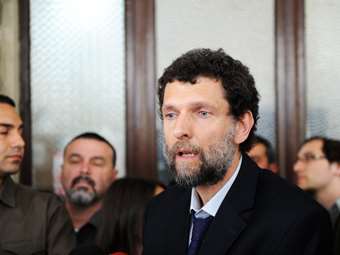 Η Αμάλ Κλούνεϊ στο πλευρό του ακτιβιστή Οσμάν Καβάλα