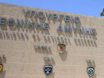 Ν. Δένδιας κατά Χ. Δούκα για την καθαριότητα στον Άγνωστο Στρατιώτη: Δεν μπορούμε να επιτρέψουμε την υποβάθμιση του Μνημείου