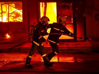 Υπό έλεγχο οι πυρκαγιές σε επαγγελματικούς χώρους σε Παλλήνη και Σχιστό