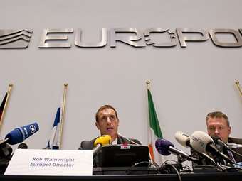 Europol: "Αν το παιδί σας σταματήσει να ζητά χρήματα, αλλά φαίνεται να έχει, δεν είναι ανεξαρτησία, είναι σήμα συναγερμού"