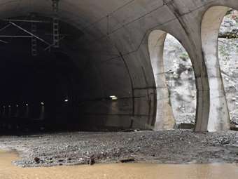 ΟΣΕ: Αποκαθίσταται η σιδηροδρομική γραμμή στη σήραγγα των Τεμπών