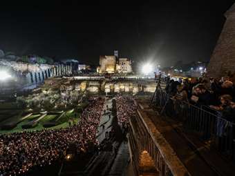 Ο Πάπας χοροστάτησε στην πασχαλινή αγρυπνία στο Βατικανό - Ανησυχία για την υγεία του
