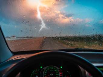 Κινδυνεύεις αν χτυπήσει κεραυνός το αυτοκίνητο; Τι πρέπει να ξέρεις