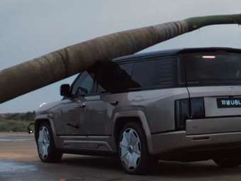 Τι συμβαίνει αν ρίξεις δέντρο 2 τόνων στο πολυτελές SUV της BYD (video)