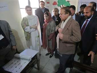 Πακιστάν - εκλογές: Προς κυβέρνηση συνεργασίας των δύο παραδοσιακών κομμάτων, με επικεφαλής τους Σαρίφ και Μπούτο