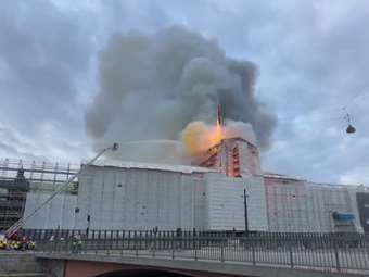 Δανία: Φλέγεται το ιστορικό κτίριο του χρηματιστηρίου στην Κοπεγχάγη