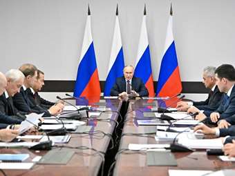 Ο Πούτιν ζήτησε επιτάχυνση μετάβασης σε "πολεμική οικονομία" από τους επικεφαλής ρωσικών αμυντικών βιομηχανιών