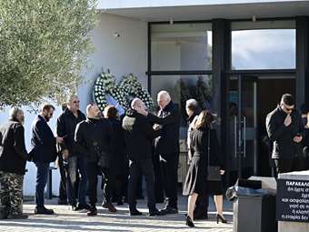 Το τελευταίο αντίο στον Γιώργο Παπαδάκη στο αποτεφρωτήριο Ριτσώνας