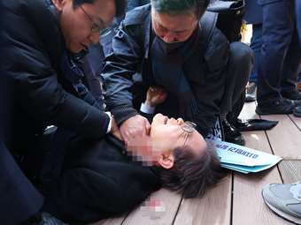 Νότια Κορέα: Επίθεση με μαχαίρι στον ηγέτη της αντιπολίτευσης - Τραυματίστηκε στον λαιμό