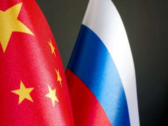 Bloomberg: Η Κίνα και η Ρωσία κατέληξαν σε συμφωνία με τους Χούθι για τη ναυσιπλοΐα στην Ερυθρά Θάλασσα