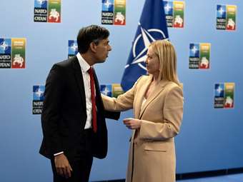 Άρθρο Σούνακ-Μελόνι για μεταναστευτικό