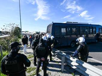 Ένταση στην Πάτρα – Μπλόκο της ΕΛΑΣ στους αγρότες πριν τη γέφυρα Ρίου-Αντιρρίου