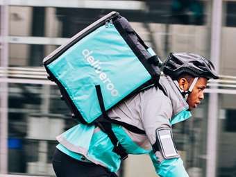 Σε υψηλό 3ετίας η μετοχή της Deliveroo μετά την προσφορά εξαγοράς από την DoorDash