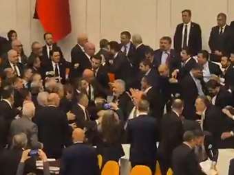 Χάος, ξύλο και σοβαρά επεισόδια στην τουρκική Βουλή